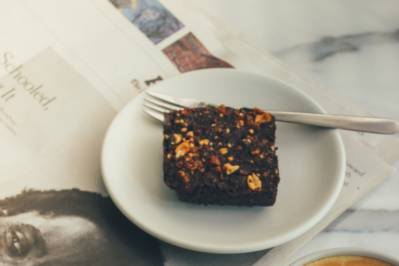 Pastel de chocolate sobre plato