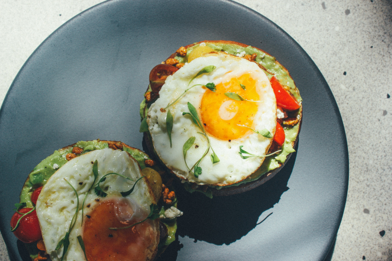 Bagle de huevo estrellado