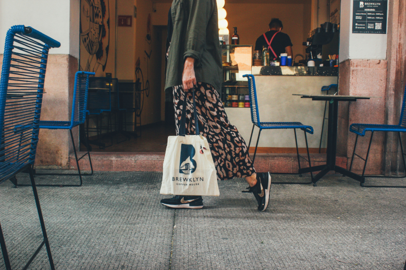 Persona caminando con bolsa de Brewklyn