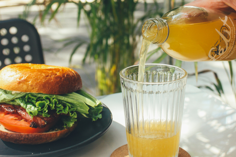 Vaso de jugo de naranja y bagle